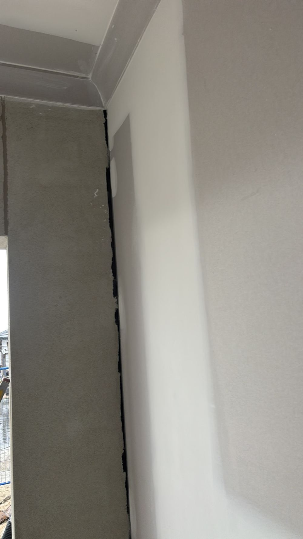 Cracks at plaster corners: shrinkage or movement?